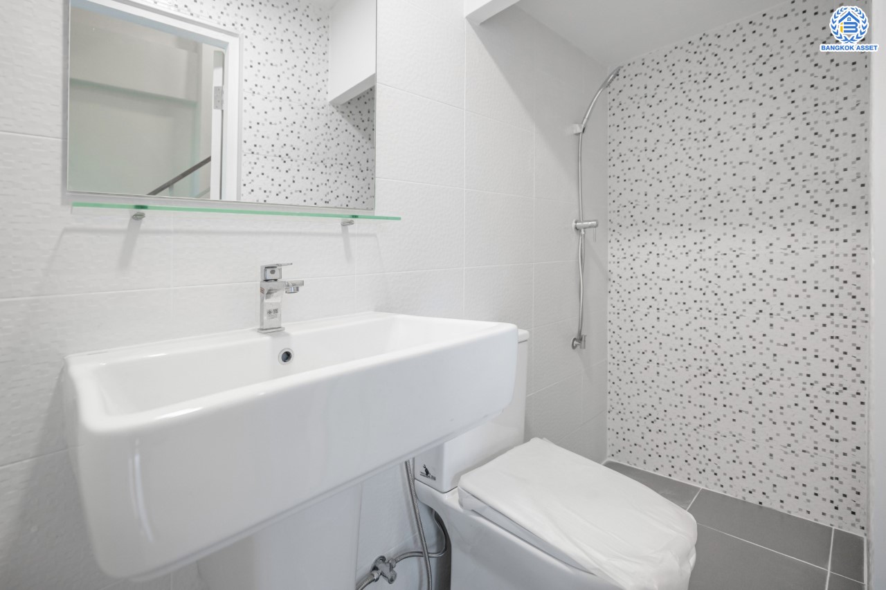 บ้านมือสองตกแต่งใหม่ ดีไซน์สวย ม.บ้านช่อชัยพฤกษ์ จรัญฯ-ปิ่นเกล้า เนื้อที่ 30.6 ตร.ว. ฟังก์ชัน 3 ห้องนอน 3 ห้องน้ำ จอดรถได้ 2 คัน รองรับทุกกิจกรรม บนทำเลเชื่อมต่อหลายเส้นทาง ใกล้จุดขึ้นทางด่วน "ศรีรัช" และรถไฟฟ้าสายสีแดง "สถานีบางบำหรุ"